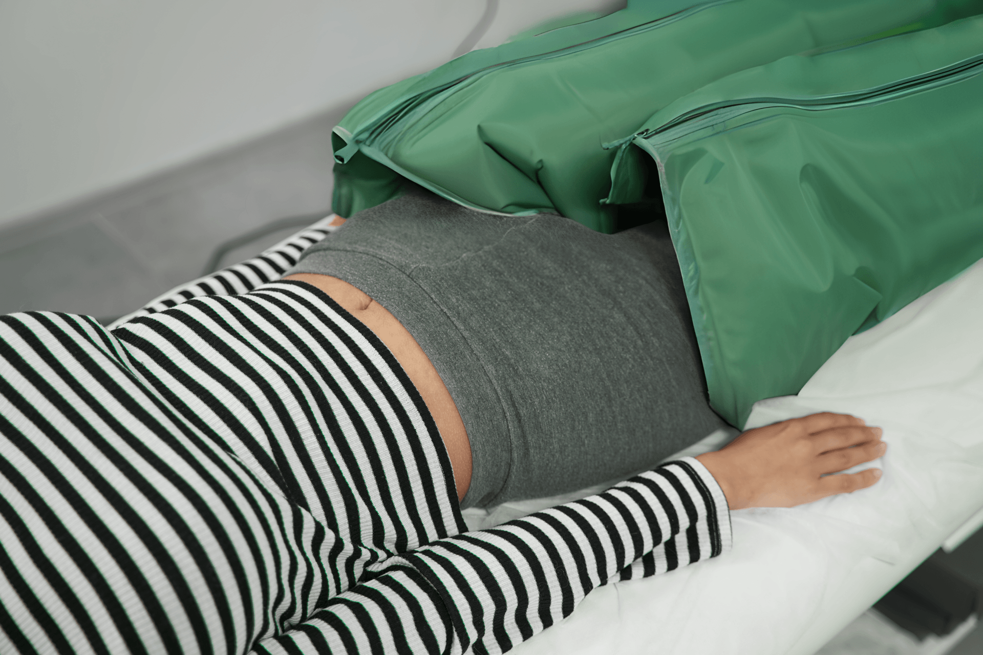 Frau bekommt Lymphdrainage